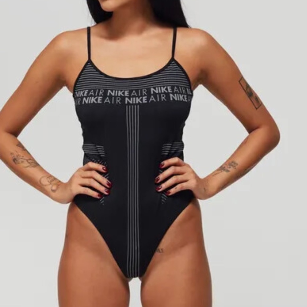 🚨RARE Nike SEAMLESS Black Striped Bodysuit🚨